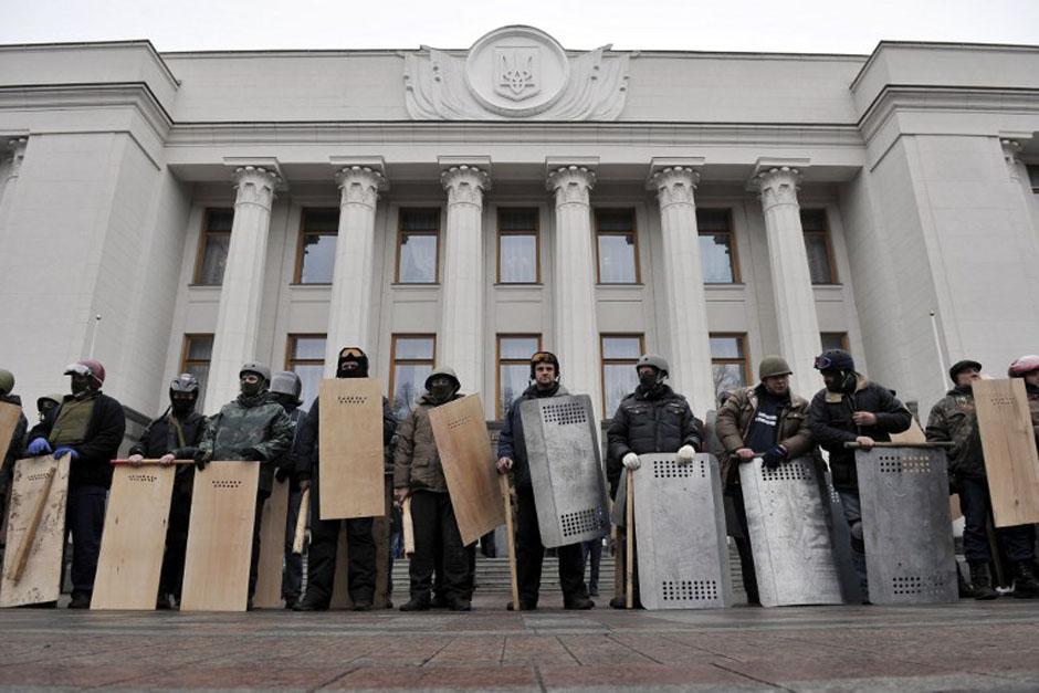 Manifestantes se encontraban a la salida del parlamento ucraniano a la espera de las resoluciones que convocarían a nuevas elecciones presidenciales. (Foto: AFP)