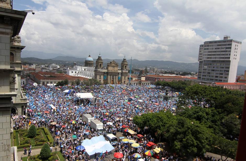 Así luce la Plaza de la Constitución en el #Paro27A que le pide la renuncia a Otto Pérez Molina como Presidente de la República. (Foto: Luis Barrios/Soy502)
