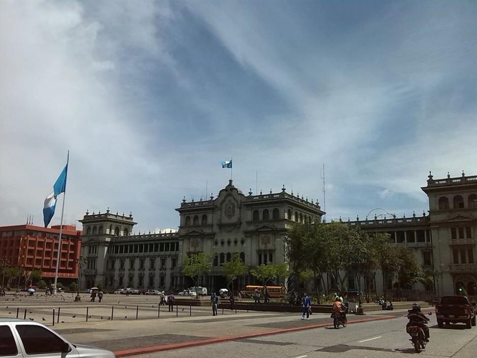 La Plaza de la Constitución será el escenario de una manifestación pacífica donde cientos de guatemaltecos acudirán a pedir la renuncia de los gobernantes por el caso de defraudación aduanera. (Foto: Fredy Hernández/Soy502)&nbsp;