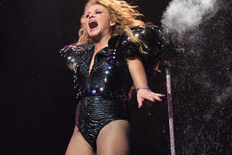 Paulina Rubio enseñó sin querer su entrepierna durante un concierto en Los Ángeles. (Foto: elheraldo.hn)