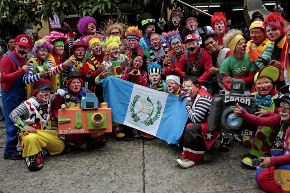 Varios payasos celebraron en el Paseo de la Sexta su día. (Foto: Esteban Biba/EFE)