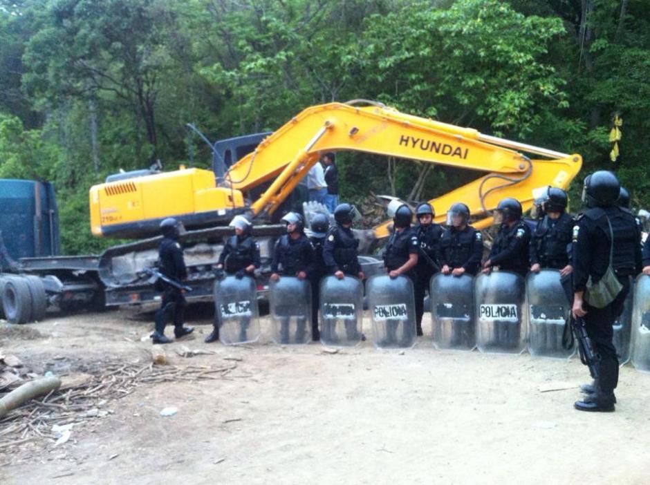 Un fuerte plan de seguridad acompañó el ingreso de la maquinaria a la mina "el Tambor". Los agentes continúan custodiando las afueras por posibles acciones de protesta. (Foto: PDH)