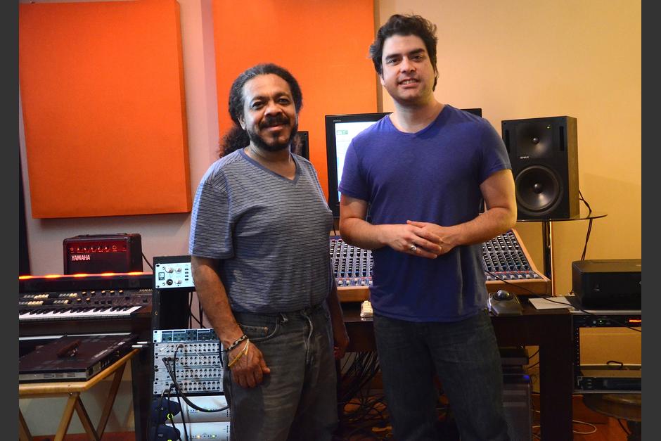 Lenin Fernández y Juan Pablo Perea unen su talento en el estudio de grabación musical "Perea Studios". (Foto: Selene Mejía/Soy502)&nbsp;