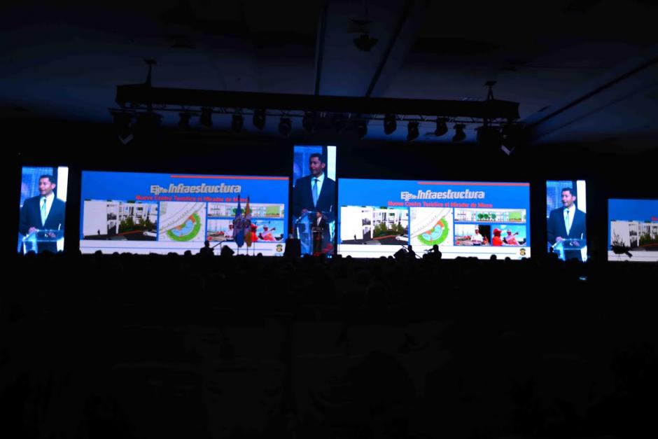 Varias pantallas gigantes se usaron para proyectar la imagen del alcalde de Mixco durante la presentación de su tercer informe de gestión. (Foto: Jesús Alfonso)&nbsp;