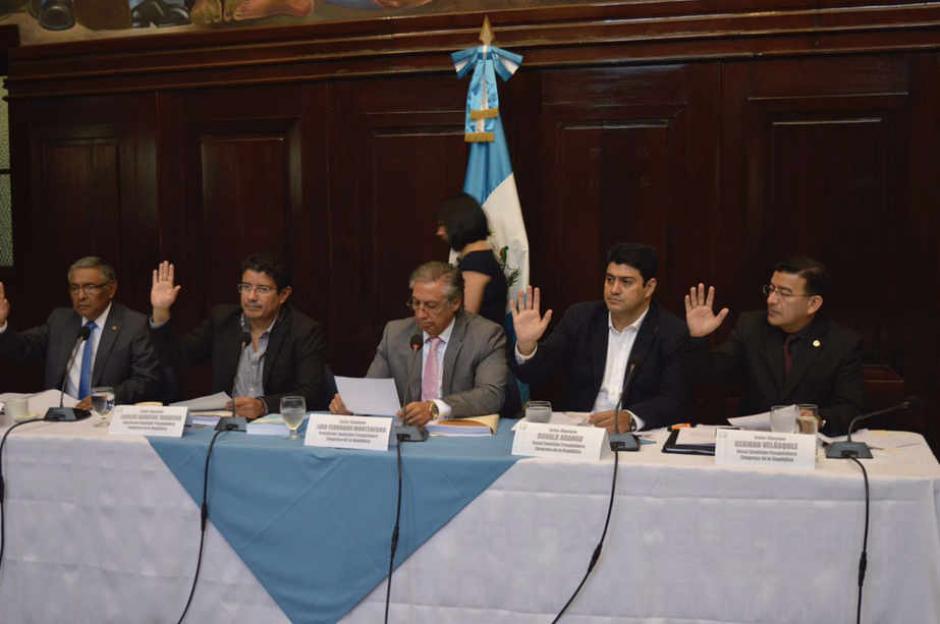 La pesquisidora continuó su labor, argumentando que la renuncia de Aguilar no ha sido aceptada por el pleno del Congreso. (Foto: Camila Chicas/Soy502)