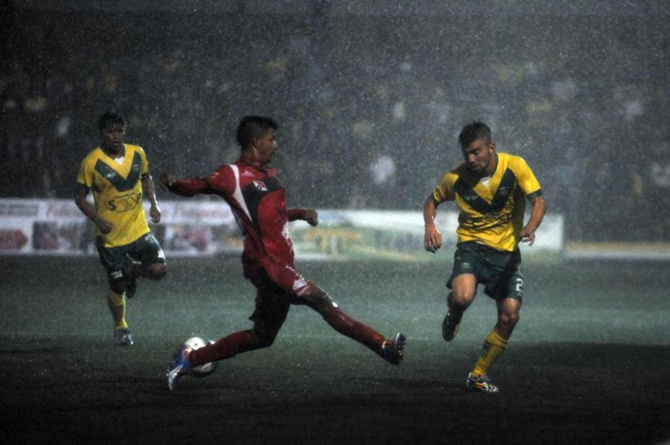 Las lluvias causaron que el partido se suspendiera. (Foto: Cortesía Nuestro Diario)&nbsp;