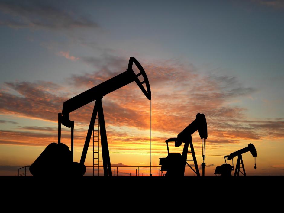 El exceso de oferta de petróleo provocó una gran caída en su precio. (Foto: Elcomodorense)
