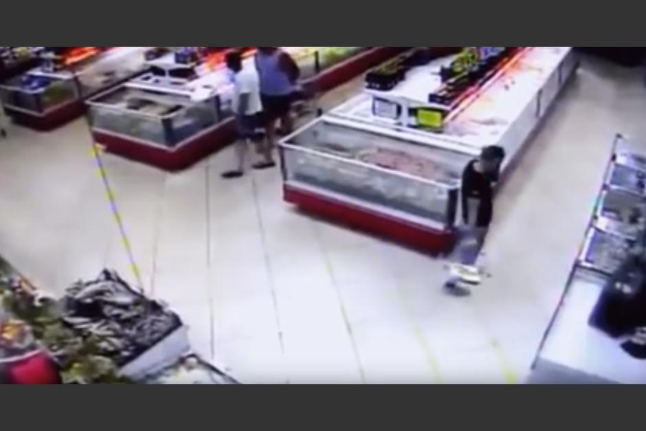 Un hombre camina tranquilo por los pasillos de un supermercado. (Captura de pantalla: John Farrier/YouTube)