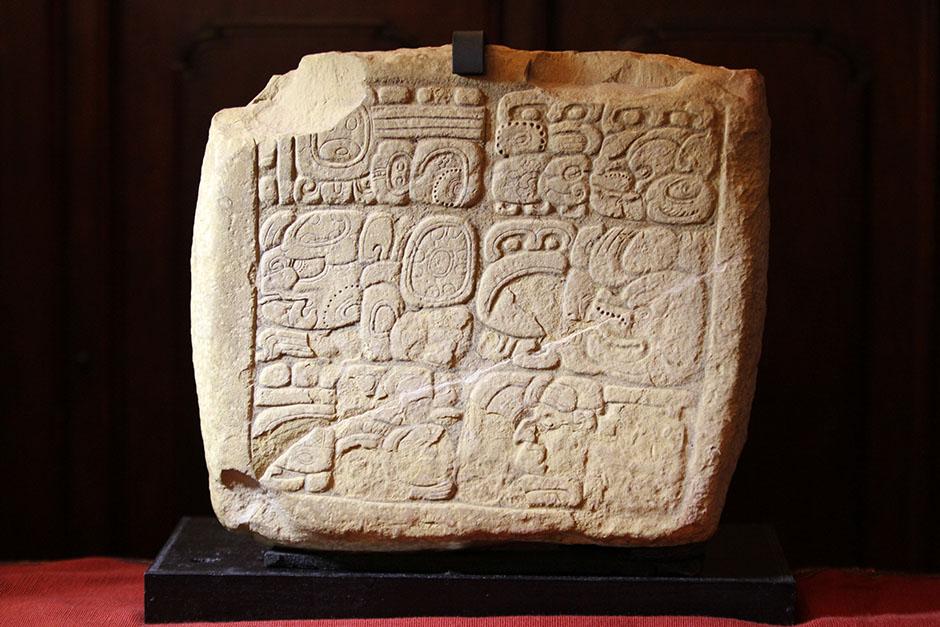 El panel ya está expuesto en el Museo de Arqueología y Etnología en la zona 13 de la capital. &nbsp;(Foto: Ministerio de Cultura y Deportes)