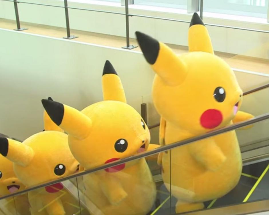 Pikachú llega a las calles de Yokohama para conmemorar a la serie animada Pokemon.