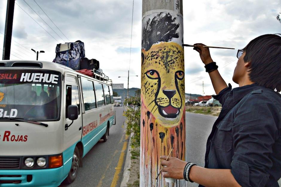 "Pintemos Huehue", es la propuesta que un colectivo de artistas jóvenes presenta para contrarrestar la propaganda política en los postes de la región, pintándolos de nuevo con motivos de Guatemala. (Foto: Ronald López)