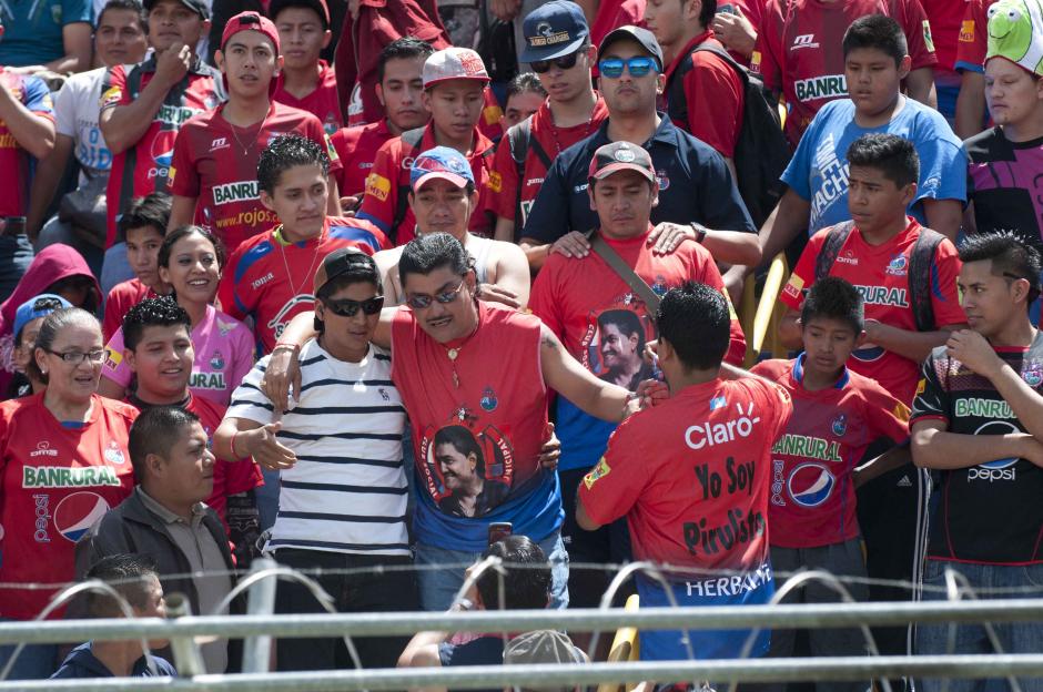 Marlon Puente, "Pirulo", fue aplaudido por los aficionados de la porra roja al ingresar al Estadio, pero también recibió una buena rechifla en redes sociales. (Foto: Álvaro Yool/Nuestro Diario)&nbsp;