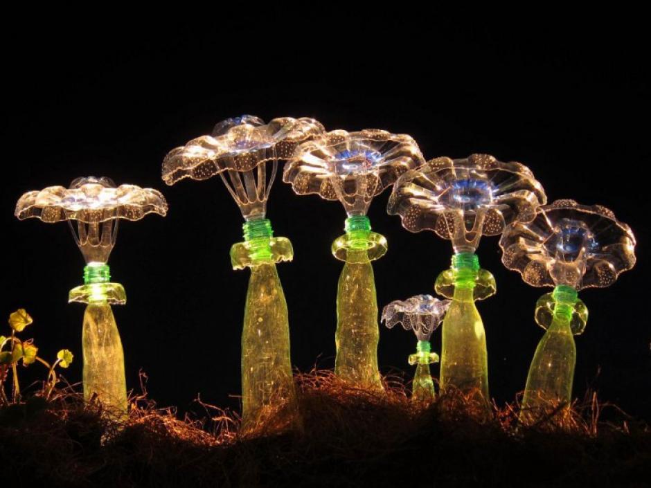 La artista ha utilizado las botellas plásticas para elaborar candelabros. (Foto: Michal Cihlář)&nbsp;