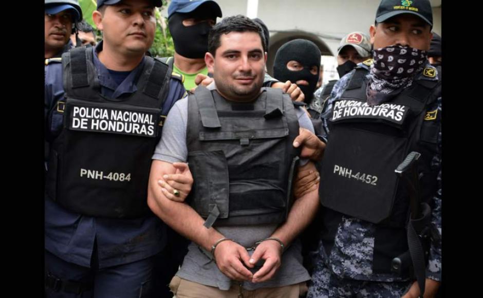 Plutarco Ruiz fue llevado a los tribunales bajo fuertes medidas de seguridad. Durante su traslado ante el juez no dejó de reirse. (Foto: La Prensa/Honduras)