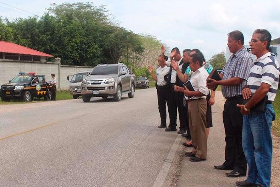 Acompañados de integrantes de una iglesia evangélica, los agentes elevan oraciones por los conductores. (Foto: impactoevangelistico.net)