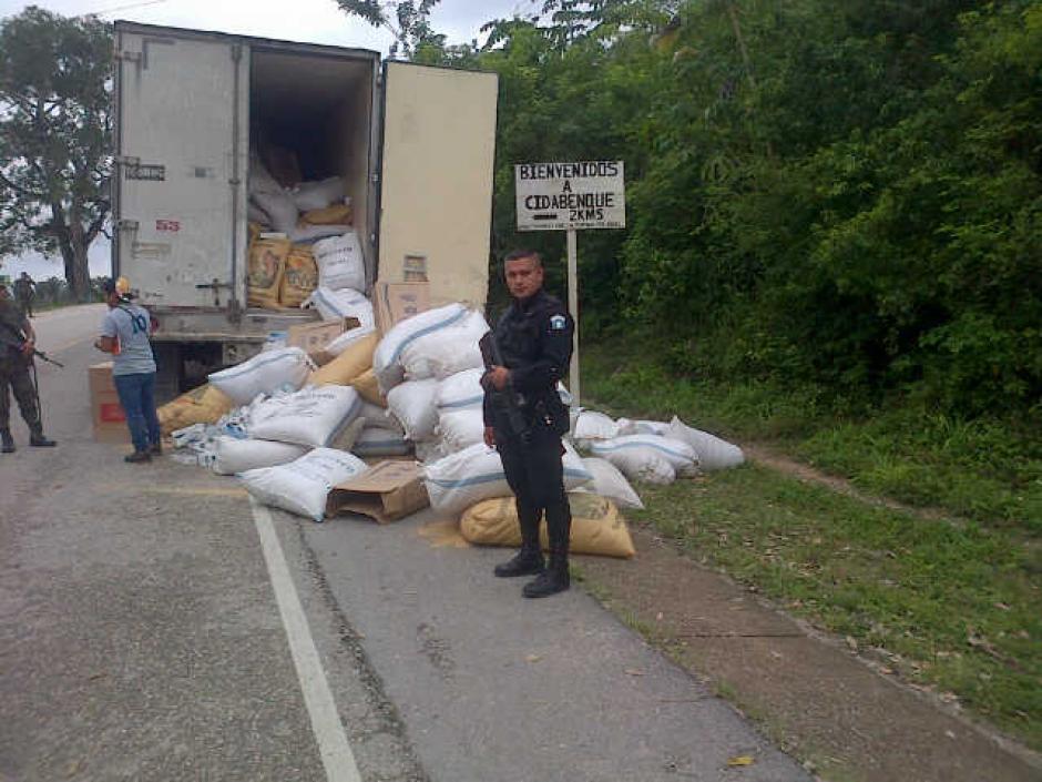 Los agentes de la PNC descubrieron el producto que era transportado de forma ilegal procedente de Belice. (Foto: Policía Nacional Civil)