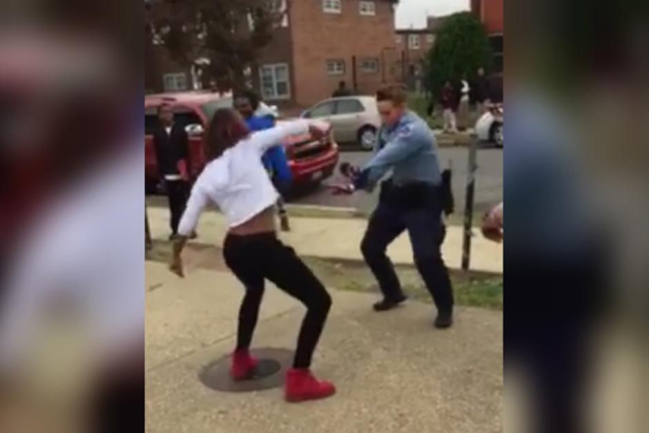 Una mujer policía baila para detener una pelea. (Imagen: Facebook)