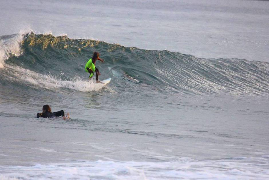 La imagen fue captada por el padre del pequeño mientras surcaba las olas. (Foto: elsalvador.com)