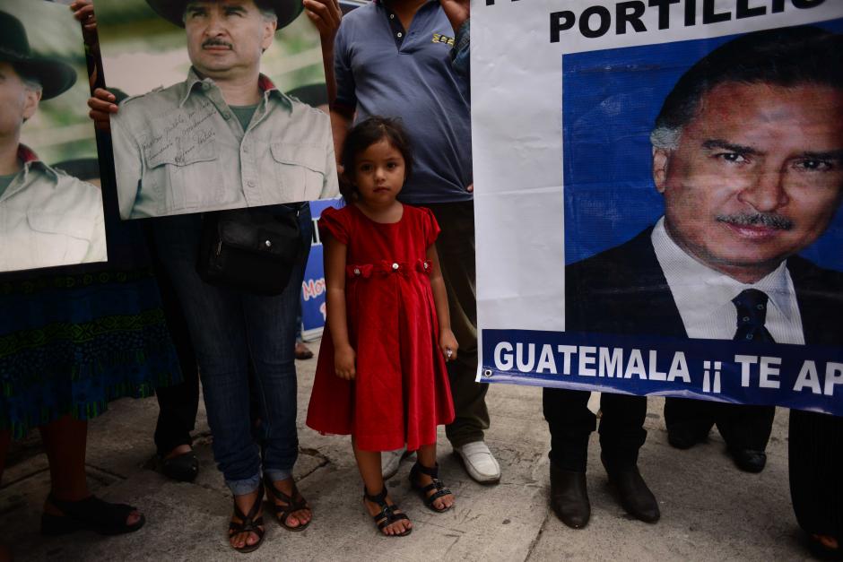 Un pequeño grupo de simpatizantes de Alfonso Portillo se reunió en el Centro Histórico y portando carteles mostraron su apoyo al ex gobernante. (Foto: Jesús Alfonso/Soy502)&nbsp;