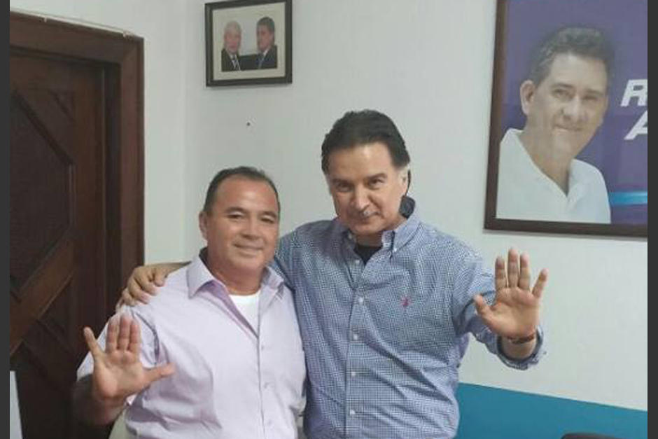 El exmandatario Alfonso Portillo (i) junto al candidato a diputado por el departamento de Petén, Emilio Colmenares. (Foto Tomada de Facebook TODOS)