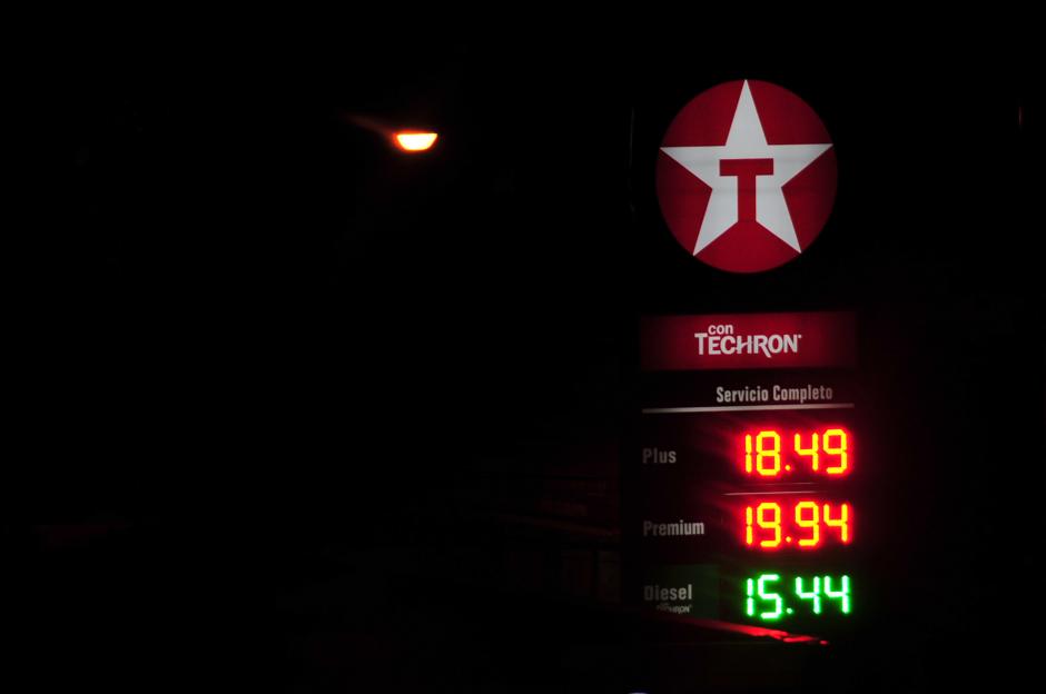 De promedio, la gasolina superior bajó 93 centavos respecto a la semana anterior. (Foto: Alejandro Balán/Soy502)