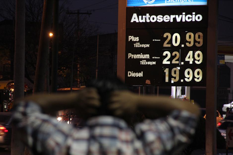 Desde el miércoles de la semana anterior, los precios de los combustibles han registrado un alza de hasta 2 quetzales. (Foto: Alexis Batres/Soy502)