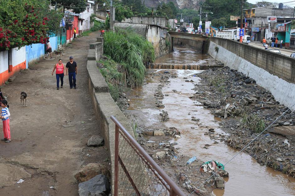 Varias viviendas se encuentran en riesgo de inundarse por la crecida del Río Platanitos que pasa por San Miguel Petapa y Villa Canales. (Foto: Presidencia)&nbsp;