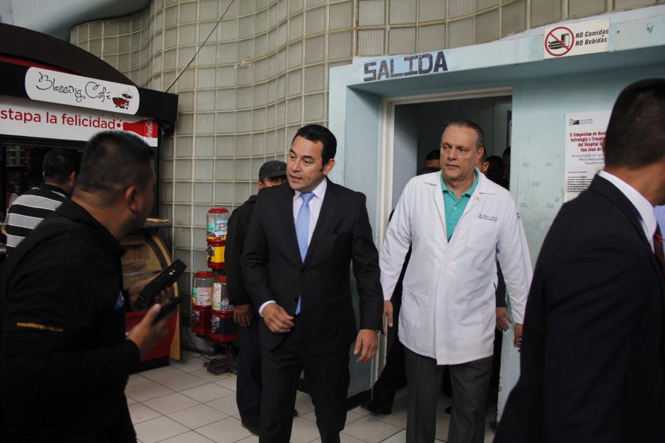 El presidente electo Jimmy Morales, durante la visita al Hospital Roosevelt donde hizo un donativo de medicamentos. (Foto: Jorge Senté/Soy502)