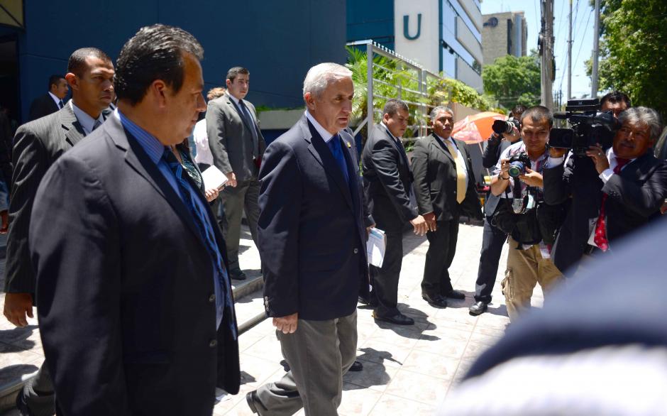 Francisco Cuevas (I), nuevo cónsul de Guatemala en Los Ángeles, junto al presidente Otto Pérez Molina. (Foto: Archivo/Soy502)