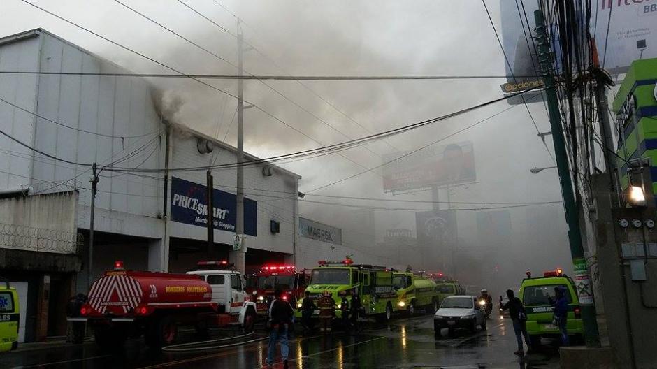 Bomberos lograron controlar el incendio en las bodegas de Pricesmart, en la zona 10. Paso cerrado en la 20 calle de la zona 10, congestionamiento en bulevar Los Próceres. (Foto: Nuestro Diario)