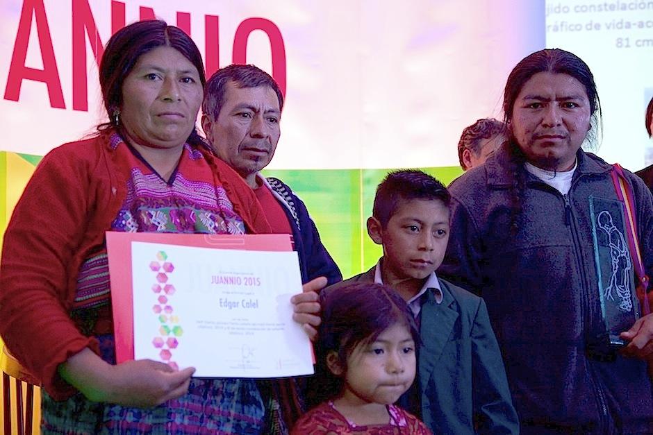 Edgar Calel recibió el Primer Lugar en Juannio 2015. (Foto: Burson-Marsteller Guatemala)