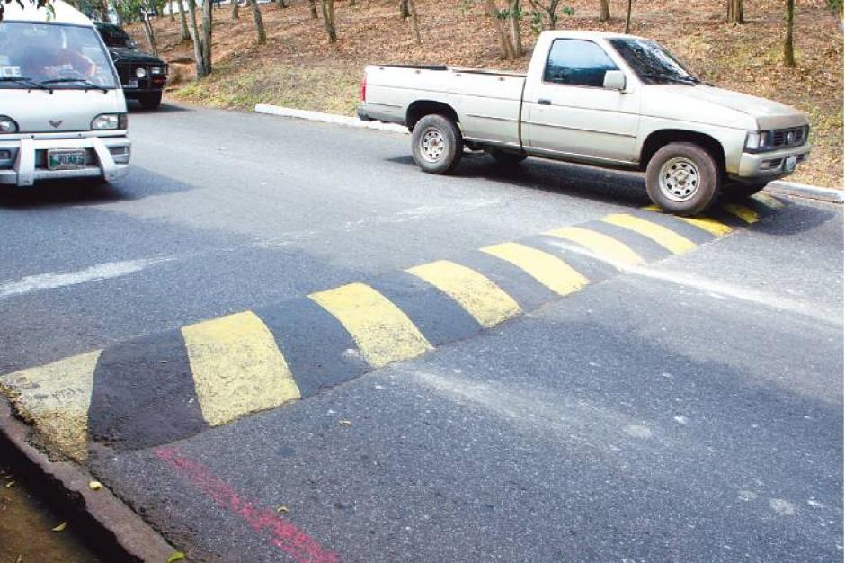 En el país hay más de 5 mil túmulos de los cuales 3 mil no deberían estar instalados según el Ministerio de Comunicaciones, Infraestructura y Vivienda. (Foto: Nuestro Diario)&nbsp;