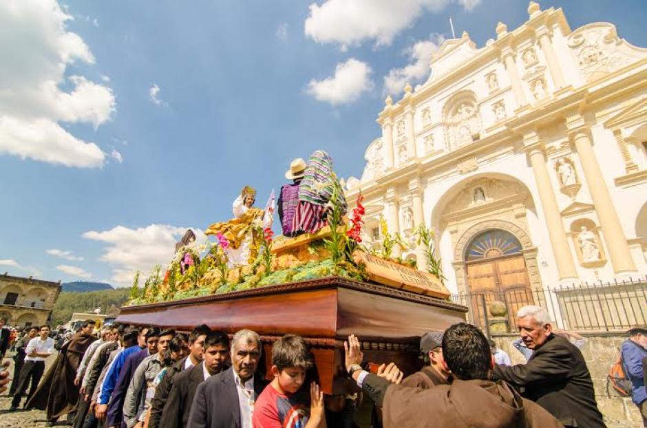 Concurrida procesión de Resurrección en La Antigua Guatemala