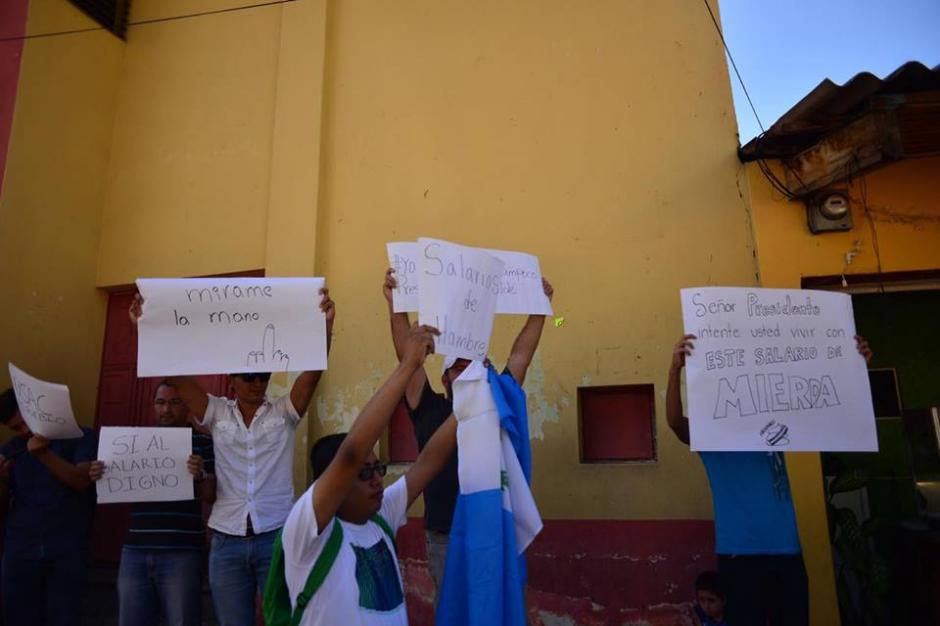 Un grupo de manifestantes en Guastatoya en contra del salario diferenciado. &nbsp;(Foto: &nbsp;Jesús Alfonso/Soy502)&nbsp;