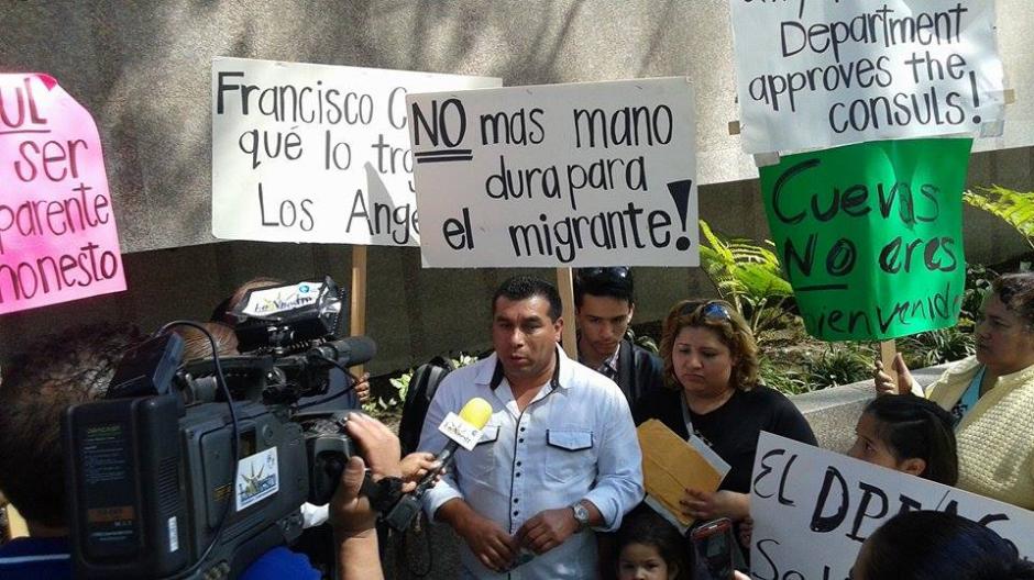 Representantes de la comunidad guatemalteca en Los Angeles se manifestaron frente a la sede consular en rechazo de Francisco Cuevas. (Foto: Tomada de Facebook)&nbsp;