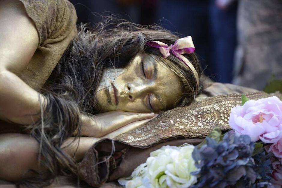 Artistas protestaron por la muerta de 40 niñas en el Hogar Virgen de la Asunción, creando esculturas humanas en la Plaza Central. (Foto: Wilder López/Soy502).