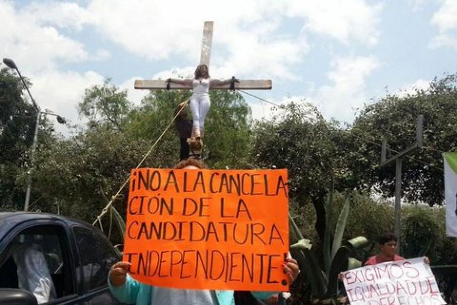 Una mujer, candidata a diputada en México se crucifica al recibir la notificación de que no fue inscrita, tras no cumplir con requisitos. (Foto: El Universal)