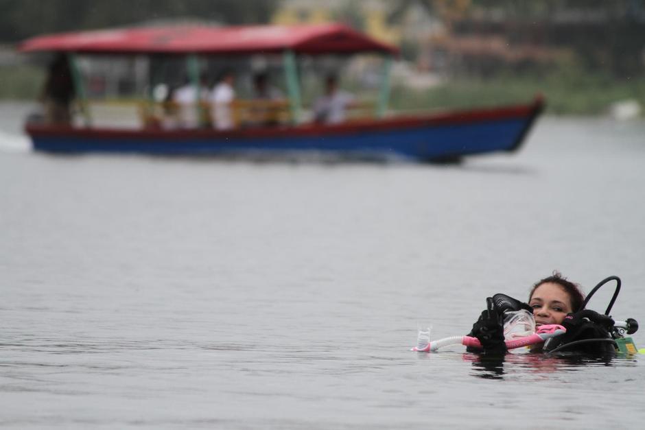 Fotografía de junio de 2014 que muestra a Baldetti buceando en el Lago de Petén Itzá. (Foto Vicepresidencia)
