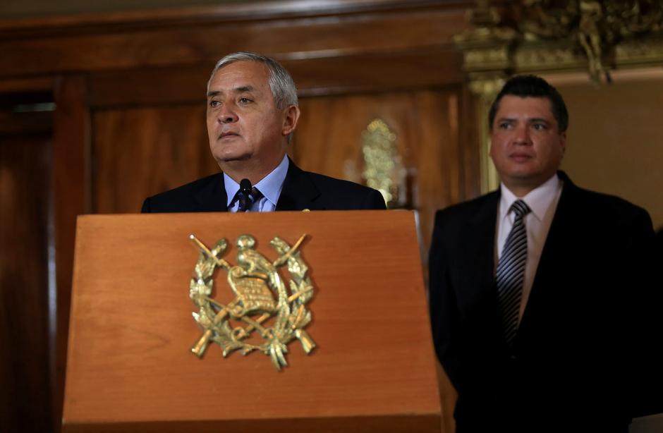 Otto Pérez Molina junto a José Alfredo Pimentel, nuevo secretario de SAAS, en la juramentación de este miércoles. (Foto: Presidencia)&nbsp;