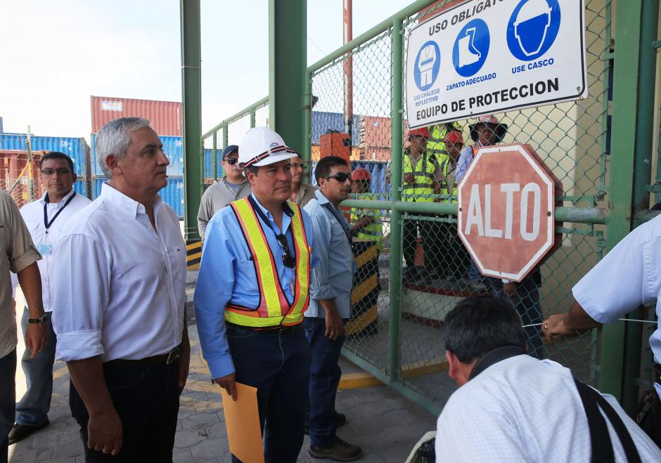 El presidente Otto Pérez Molina visitó las instalaciones de la Empresa Portuaria Quetzal y firmó el acuerdo que pone fin a la intervención de la misma. (Foto: Presidencia)