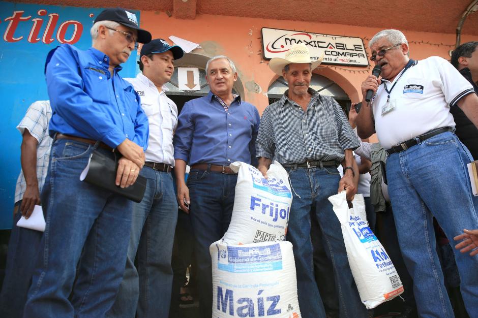 El presidente Otto Pérez Molina participó en la entrega alimentaria a varias familias del municipio de Comapa en Jutiapa. (Foto: Secretaría de Comunicación Social de la Presidencia)