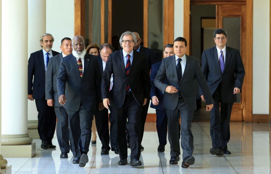 Luis Almagro, Secretario de la OEA, (al centro) llega a Casa Presidencial acompañado de los cancilleres de Belice y Guatemala. (Foto: Presidencia)&nbsp;
