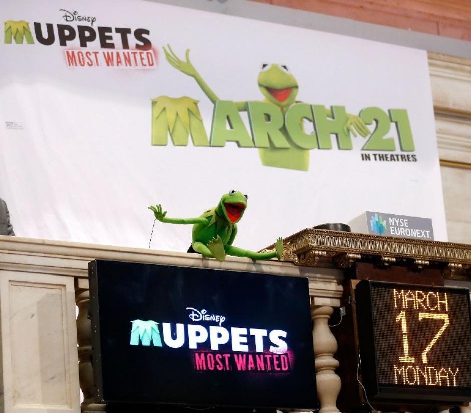 Kermit la Rana, personaje principal de los Muppets, hizo sonar la campada de Wall Street este lunes para anunciar alzas positivas y de paso promocionar su nueva película (Foto: AFP)