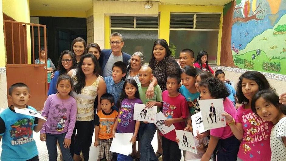 Randy Fenoli, compartiendo con los niños del proyecto Mama Carmen, en Guatemala. (Foto: Randy Fenoli oficial)&nbsp;