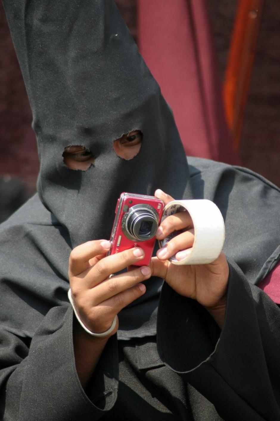 No importa si va a participar del cortejo o es un devoto cargador. Todos quieren a través de una fotografía, ese instante especial de comunión con sus veneradas imágenes. (Foto: Raúl Illescas)