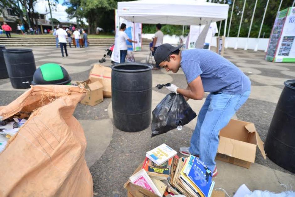 Varios jóvenes participan en la clasificación de desechos reciclables que muchas personas llevaron a Pasos y Pedales de la zona 13. (Foto: Wilder López/Soy502)