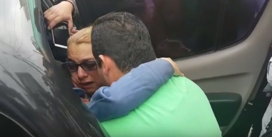 En un video quedó grabado el momento del reencuentro entre el menor secuestrado y sus padres. (Imagen: captura de YouTube)