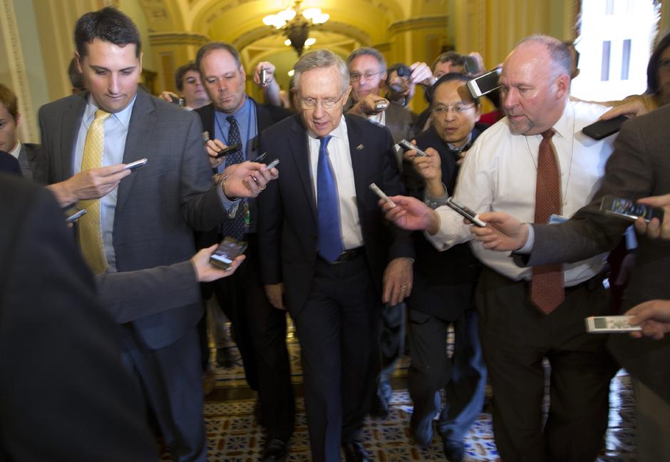 El senador Harry Reid, horas antes de que el Senado aprobara una iniciativa para elevar el límite de la deuda y reactivar la administración.