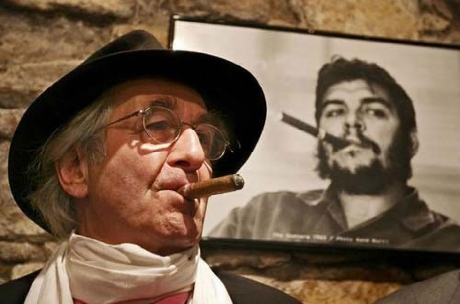 René Burri inmortalizó al Che fumando un habano. (Fotografía EFE).&nbsp;