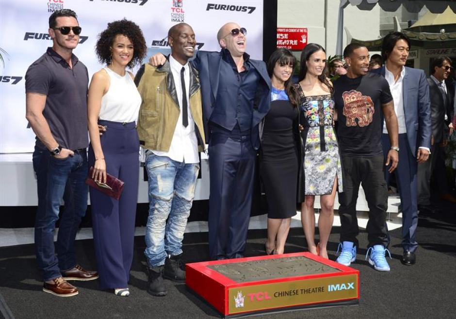 "Que nos permitan sentir que hacemos que Paul esté orgulloso, me hace creer que Paul está con nosotros", afirmó Vin Diesel el miércoles tras dejar sus huellas frente al Teatro Chino de Los Ángeles en un acto de promoción. (Foto:EFE)